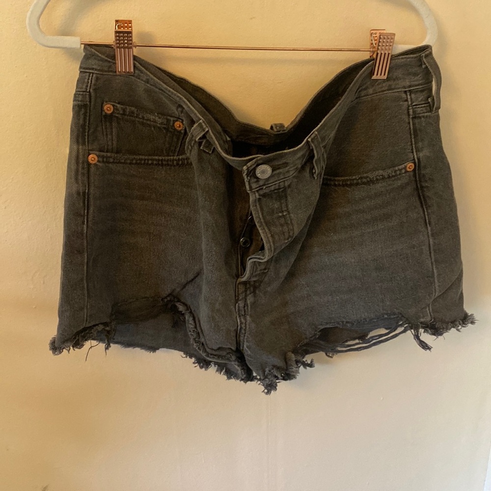 Levi’s black jean shorts- size 31 - Picture 1 of 6